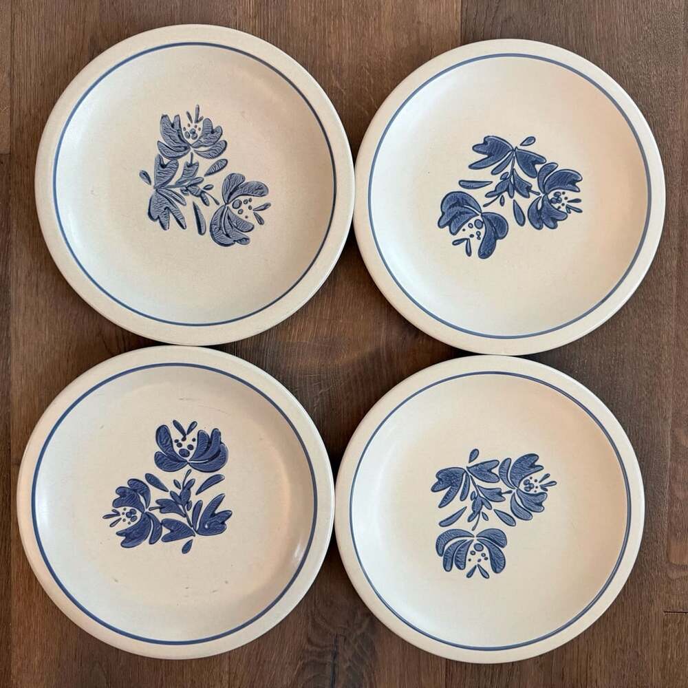 Set of 4 Vintage Pfaltzgraff Yorktowne Stoneware Dinner Plates